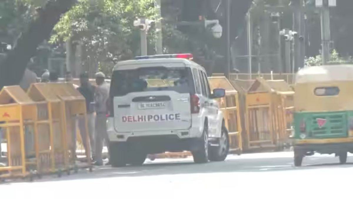 Israel Iran Battle Information: इजरायल के अगले कदम को लेकर दुनिया में टेंशन, भारत में दूतावास की सुरक्षा बढ़ाई गई