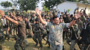 Jawan Dance: सुकमा में मुठभेड़ के बाद सफलता का जवानों ने मनाया जश्न, हाथ में हथियार लेकर किया डांस Jawan Dance: सुकमा में मुठभेड़ के बाद सफलता का जवानों ने मनाया जश्न, हाथ में हथियार लेकर किया डांस