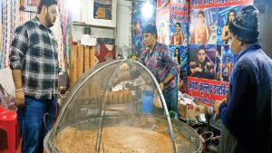 Jayka in Gwalior: सर्दियों में बढ़ रहे केसरिया दूध के दीवाने, जुबान पर छा रहा विशेष जड़ी बूटियों के साथ केसर का जायका