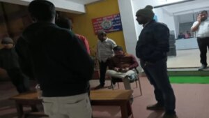 कोरबा में कोयला उठाव को लेकर दो डीओ होल्डरों के आपस में भिड़ने से तैनात करनी पड़ी पुलिस कोरबा में कोयला उठाव को लेकर दो डीओ होल्डरों के आपस में भिड़ने से तैनात करनी पड़ी पुलिस