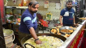 पिता ने दिया बेटे को गर्म तेल में हाथ डालकर समोसे तलने का हुनर, देखने दूर-दूर से आते हैं लोग पिता ने दिया बेटे को गर्म तेल में हाथ डालकर समोसे तलने का हुनर, देखने दूर-दूर से आते हैं लोग