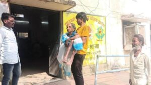 पीएम आवास योजना की पहली किस्त पाने भटक रहे हितग्राही, 84 वर्षीय बुजुर्ग को गोद में उठा लाया बेटा