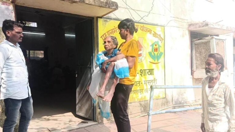 पीएम आवास योजना की पहली किस्त पाने भटक रहे हितग्राही, 84 वर्षीय बुजुर्ग को गोद में उठा लाया बेटा पीएम आवास योजना की पहली किस्त पाने भटक रहे हितग्राही, 84 वर्षीय बुजुर्ग को गोद में उठा लाया बेटा