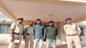 बाइक सवार बोले- इसे जिंदा जला देंगे और सरेराह डाल दिया पेट्रोल