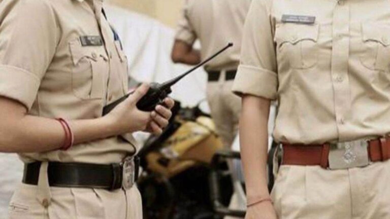 बुरहानपुर में चबूतरे पर पूजा-इबादत को लेकर दो समुदायों में विवाद, पथराव से बढ़ा तनाव, गांव में भारी पुलिस फोर्स तैनात बुरहानपुर में चबूतरे पर पूजा-इबादत को लेकर दो समुदायों में विवाद, पथराव से बढ़ा तनाव, गांव में भारी पुलिस फोर्स तैनात