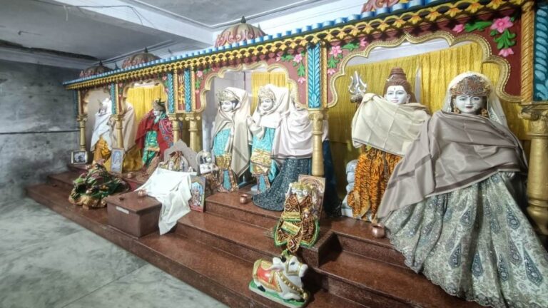 भगवान को ठंड से बचाने का जतन… मंदिरों में प्रतिमाओं को ओढ़ाई जाने लगी शाल, गर्म तासीर के व्यंजनों का भोग भगवान को ठंड से बचाने का जतन… मंदिरों में प्रतिमाओं को ओढ़ाई जाने लगी शाल, गर्म तासीर के व्यंजनों का भोग