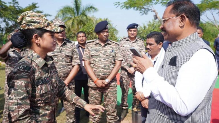 मुख्यमंत्री साय ने पूछा, ‘घर आने पर चापड़ा चटनी खिलाएंगे’… जवान की मां ने दिया दिल छूने वाला जवाब मुख्यमंत्री साय ने पूछा, ‘घर आने पर चापड़ा चटनी खिलाएंगे’… जवान की मां ने दिया दिल छूने वाला जवाब