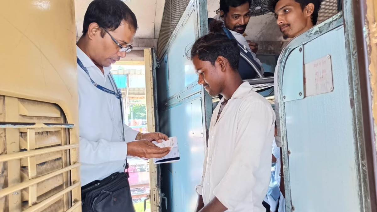 यात्रियों को महंगा पड़ा बिना टिकट यात्रा करना, भोपाल रेल मंडल ने अक्टूबर में की दो करोड़ की कमाई