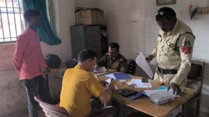 रायगढ़ घरघोड़ा मार्ग में लाखा ब्लैक स्पाट के पास ट्रक की मुर्गी लोग पिकअप से भिड़ंत में दो लोगों की मौत रायगढ़ घरघोड़ा मार्ग में लाखा ब्लैक स्पाट के पास ट्रक की मुर्गी लोग पिकअप से भिड़ंत में दो लोगों की मौत
