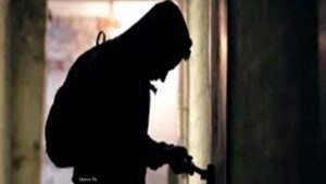रायपुर में चोरों का आतंक, बिजली विभाग के कर्मी के सूने मकान से छह लाख और दुकान से साढ़े 10 लाख की चोरी रायपुर में चोरों का आतंक, बिजली विभाग के कर्मी के सूने मकान से छह लाख और दुकान से साढ़े 10 लाख की चोरी