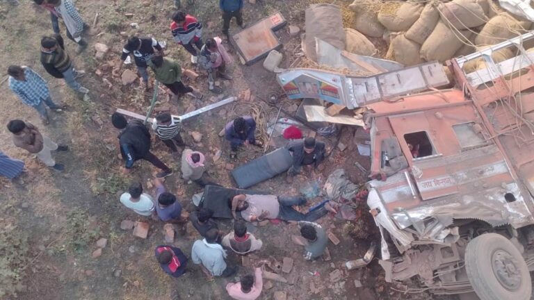 सागर में हल्दी की बोरियों से लदा ट्रक 50 फीट गहरी खाई में गिरा, चालक व क्लीनर घायल सागर में हल्दी की बोरियों से लदा ट्रक 50 फीट गहरी खाई में गिरा, चालक व क्लीनर घायल