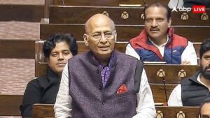 कांग्रेस नेता अभिषेक मनु सिंघवी ने 1975 के आपातकाल को गलती बताते हुए कहा कि यह आज अघोषित आपातकाल है 1975 में नॉयल एक मीनल का मंचन किया गया, आज वाले की कोई समय सीमा नहीं; अभिषेक सिंहवी बोले