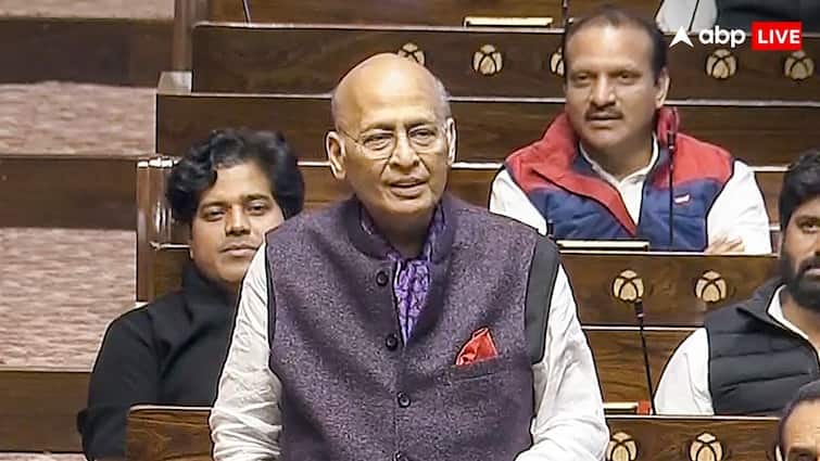 कांग्रेस नेता अभिषेक मनु सिंघवी ने 1975 के आपातकाल को गलती बताते हुए कहा कि यह आज अघोषित आपातकाल है 1975 में नॉयल एक मीनल का मंचन किया गया, आज वाले की कोई समय सीमा नहीं; अभिषेक सिंहवी बोले