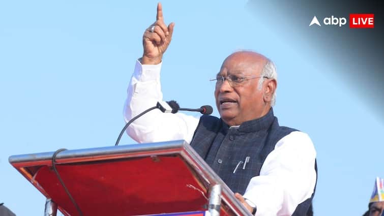 मल्लिकार्जुन खड़गे ने संविधान ईवीएम को लेकर बीजेपी पर हमला बोला, संभल हिंसा में कहा गया कि ताज महल, लाल किला मुसलमानों ने बनाया है
