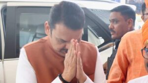महाराष्ट्र के मुख्यमंत्री का शपथ ग्रहण समारोह, मुख्यमंत्री बनने को तैयार देवेन्द्र फड़णवीस ने मां को दिया खास उपहार, जानें विवरण