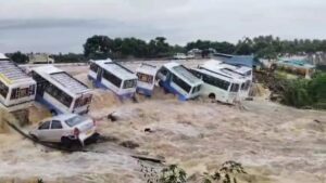 चक्रवात फेंगल का कहर, तमिलनाडु में बसें जलमग्न, केरल और कर्नाटक के लिए भारी बारिश का अलर्ट जारी