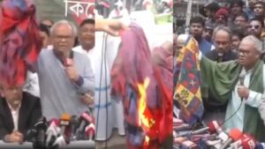 बांग्लादेश के वरिष्ठ एमएनपी नेता रूहुल कबीर रिजवी ने भारत के विरोध में भारतीय जयपुर निर्मित बेडशीट को आग के हवाले कर दिया