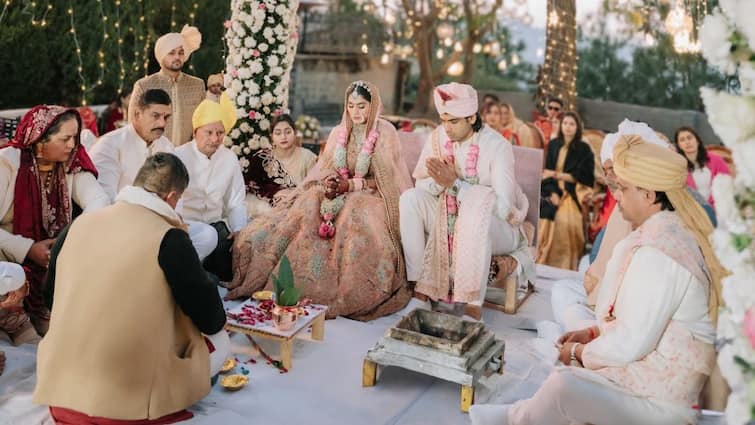 ओलंपिक स्वर्ण पदक विजेता नीरज चोपड़ा ने रचाई शादी, जानिए कौन हैं उनकी पत्नी?