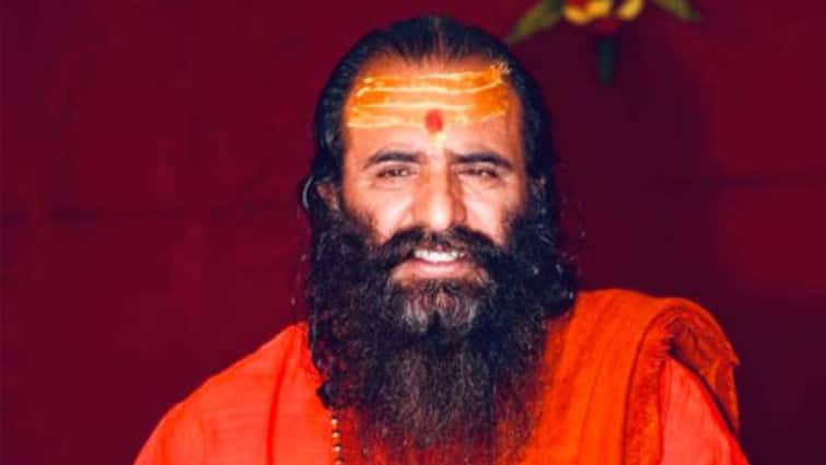 महाकुंभ 2025 में मुस्लिम दुकानों पर महंत रवींद्र पुरी का विवादित बयान, कहा- थूकेंगे तो पेशाब करेंगे