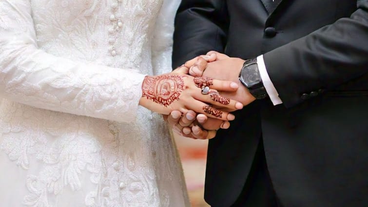 चीन केमिकल कंपनी अपने एकल कर्मचारियों को शादी करने या सामना करने की समाप्ति के लिए अल्टीमेटम देती है