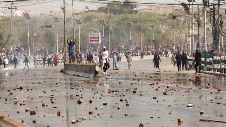 काठमांडू में राजशाही समर्थकों का हिंसक प्रदर्शन, सड़कों पर उतरी सेना, दो की मौत | बड़ी बातें