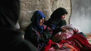 इजरायली एयरस्ट्राइक में हुई मां-बाप की मौत, गाजा में मलबे से जिंदा निकली एक महीने की नवजात बच्च