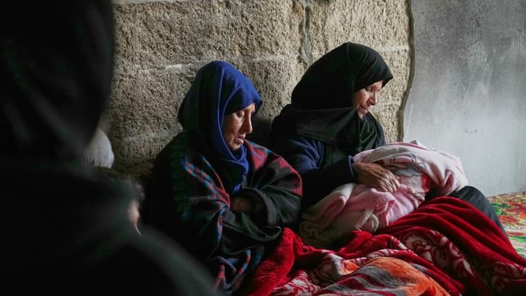 इजरायली एयरस्ट्राइक में हुई मां-बाप की मौत, गाजा में मलबे से जिंदा निकली एक महीने की नवजात बच्च