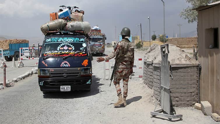 बलोच विद्रोहियों के हमले से दहल उठा पाकिस्तान, चार पुलिसकर्मियों को घेर कर मारा