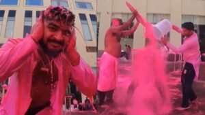 बाल्टी, गुलाल और जमकर मस्ती, ‘होलिया में उड़े रे गुलाल’ गाने पर खूब नाचे रियान पराग