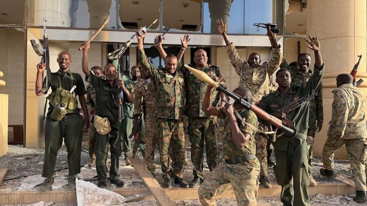 दो टुकड़ों में बंटने वाला है ये मुस्लिम देश, राष्ट्रपति भवन पर हो गया कब्जा, तबाह हो गई राजधानी