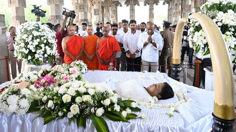 दिग्गज अभिनेत्री को अंतिम विदाई देने पहुंचे क्रिकेटर, हाथ जोड़कर किया आखिरी नमन