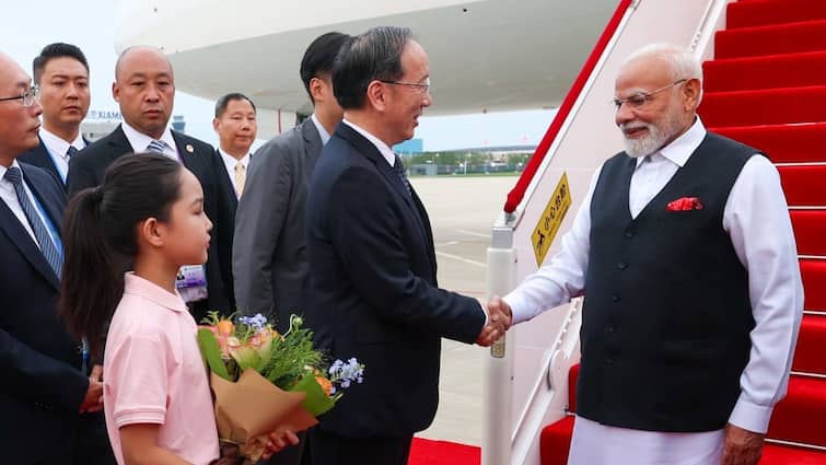 7 साल बाद चीन पहुंचे पीएम मोदी का रेड कारपेट पर ग्रैंड वेलकम, SCO शिखर सम्मेलन में होंगे शामिल