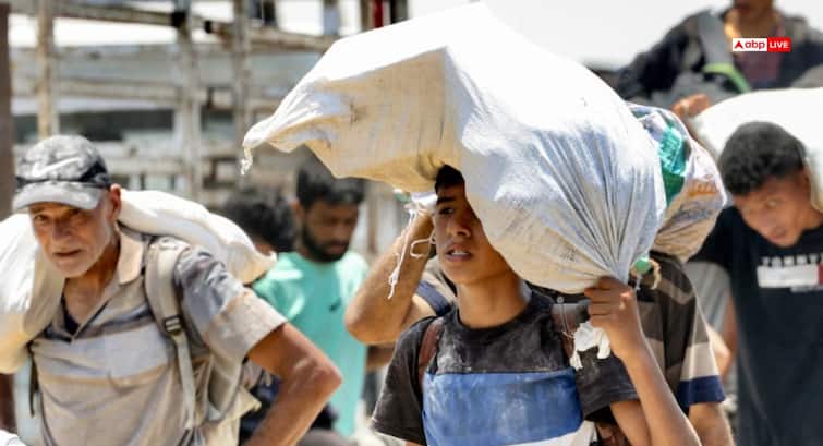 गाजा में मरने वालों को अब कफन भी नहीं हो रहा नसीब, कंबल में लपेट दफनाए जा रहे इजरायली हमलों में