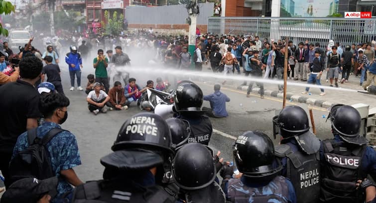 GEN-Z संग नेपाल सरकार की जंग की वजह है ‘NepoKid’, पीएम ओली बोले- ‘नहीं हटाऊंगा बैन’, जानें हिंस