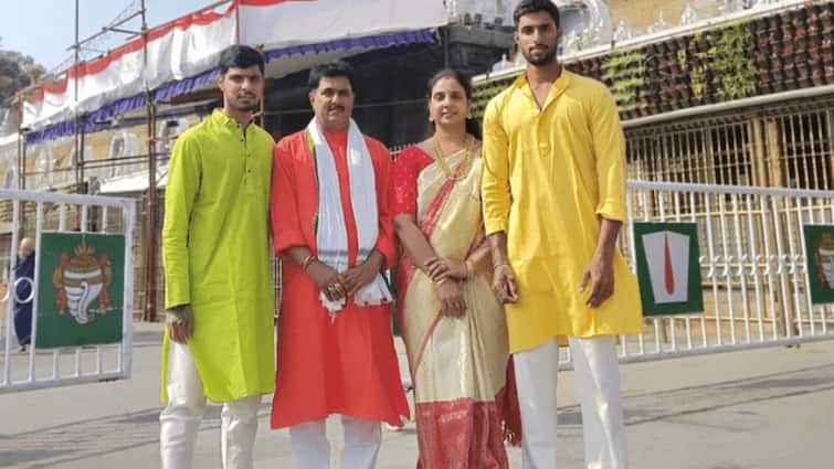 इलेक्ट्रिशियन पिता ने नहीं, इस कोच ने तिलक वर्मा की जिंदगी बदल कर रख दी, जानें संघर्ष की दास्ता