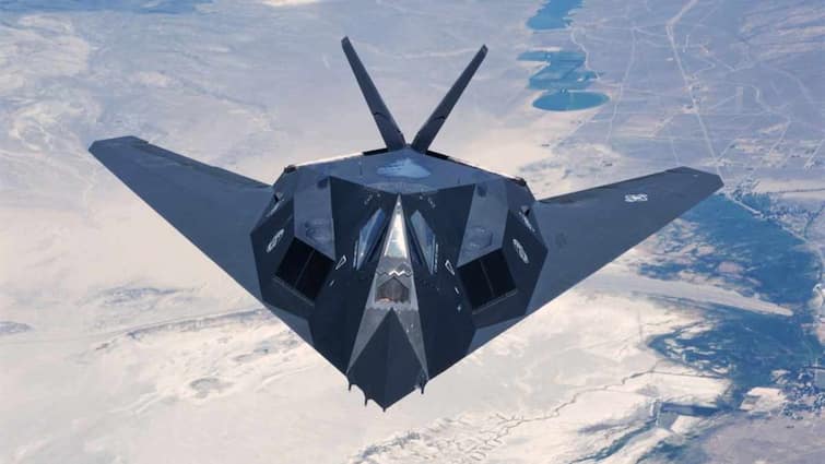 रिटायरमेंट के 20 साल बाद फिर दिखा दुनिया का पहला स्टेल्थ बॉम्बर F-117A, कितना खतरनाक था अमेरिका