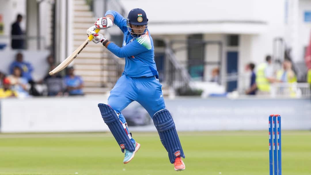 OMG! वैभव सूर्यवंशी ने 32 गेंद में लगाई सेंचुरी, पारी में ठोक दिए 15 छक्के और 11 चौके