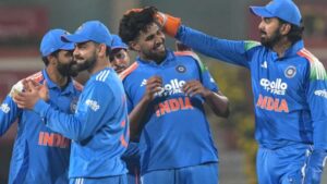 तीसरे और निर्णायक वनडे के लिए Vizag पहुंची टीम इंडिया, कुछ इस अंदाज में दिखे विराट कोहली तीसरे और निर्णायक वनडे के लिए Vizag पहुंची टीम इंडिया, कुछ इस अंदाज में दिखे विराट कोहली