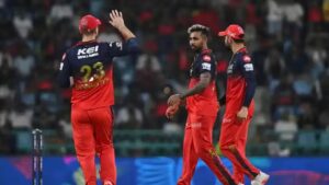 RCB के स्टार गेंदबाज को काटने पड़ रहे कोर्ट के चक्कर, भारत आने का नहीं मिला मौका