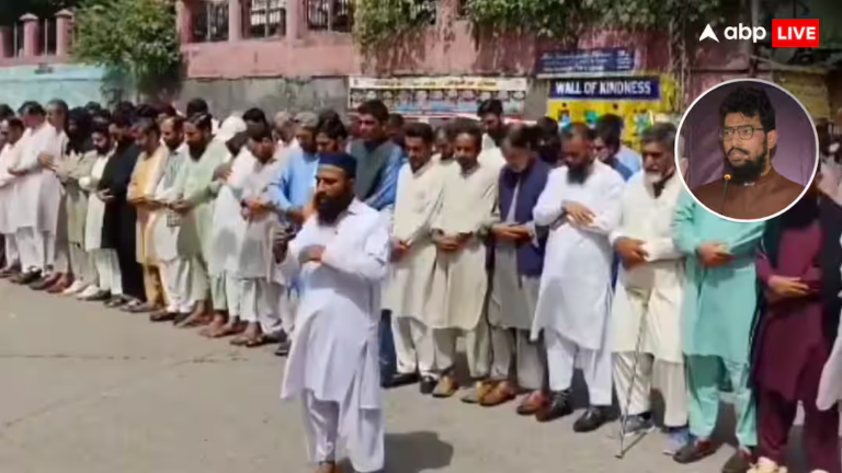इस्लामाबाद में दफनाया गया आतंकवादी हमजा बुरहान, जनाजे में जुटे हथियारों से लैस आतंकी इस्लामाबाद में दफनाया गया आतंकवादी हमजा बुरहान, जनाजे में जुटे हथियारों से लैस आतंकी
