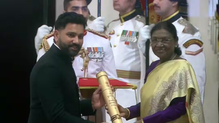 जिस दिन किया था डेब्यू, उसी दिन पद्मश्री से सम्मानित किए गए रोहित शर्मा जिस दिन किया था डेब्यू, उसी दिन पद्मश्री से सम्मानित किए गए रोहित शर्मा