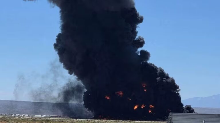अमेरिका का ताकतवर B-52 बॉम्बर क्रैश, उड़ान के कुछ मिनट बाद टुकड़े-टुकड़े हुए, 8 की मौत अमेरिका का ताकतवर B-52 बॉम्बर क्रैश, उड़ान के कुछ मिनट बाद टुकड़े-टुकड़े हुए, 8 की मौत