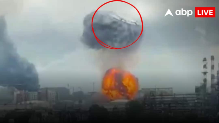 हवा में उड़ा टैंक का ढक्कन, आसमान में काले धुएं का गुब्बार…, मॉस्को रिफाइनरी पर यूक्रेन का हमला हवा में उड़ा टैंक का ढक्कन, आसमान में काले धुएं का गुब्बार…, मॉस्को रिफाइनरी पर यूक्रेन का हमला