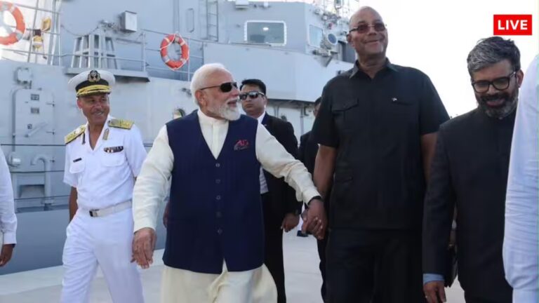 भारत का सेशेल्स को गिफ्ट, PM मोदी ने सौंपा मेड इन इंडिया पेट्रोल वेसल, हिंद महासागर पर फोकस भारत का सेशेल्स को गिफ्ट, PM मोदी ने सौंपा मेड इन इंडिया पेट्रोल वेसल, हिंद महासागर पर फोकस
