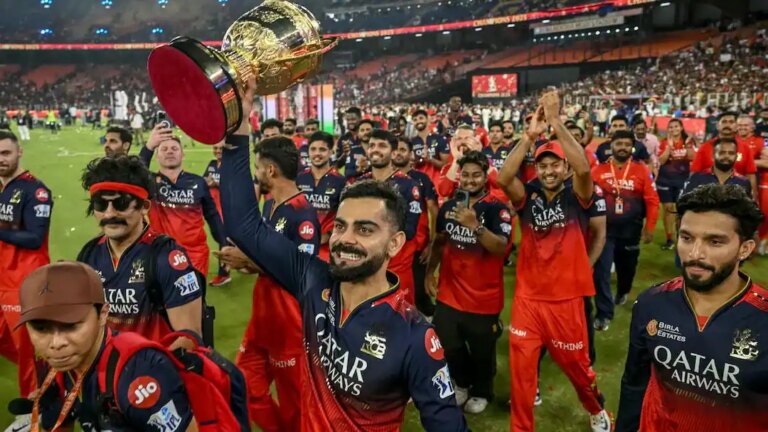 RCB ने रचा इतिहास, 300 मिलियन डॉलर वाली पहली क्रिकेट टीम बनी RCB ने रचा इतिहास, 300 मिलियन डॉलर वाली पहली क्रिकेट टीम बनी