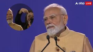कैमरा लिए PM मोदी के पीछे खड़ी लड़की कर रही थी इशारे, पलटकर देखने लगे प्रधानमंत्री