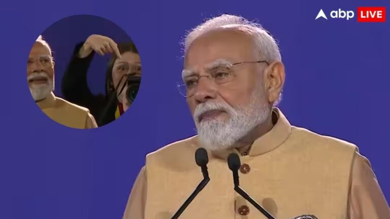 कैमरा लिए PM मोदी के पीछे खड़ी लड़की कर रही थी इशारे, पलटकर देखने लगे प्रधानमंत्री